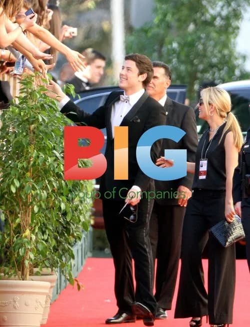 Glee Stars Arrive at Golden Globes