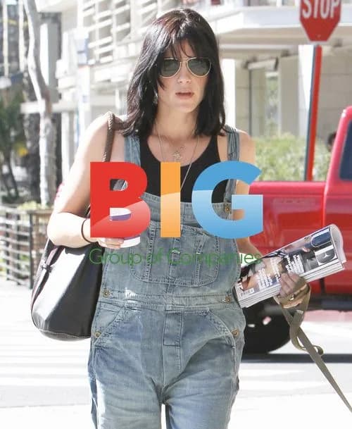 Pregnant Selma Blair Running Errands