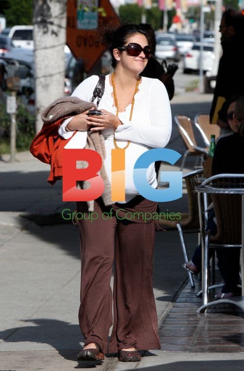 Ziggy Marley with family at LA restaurant