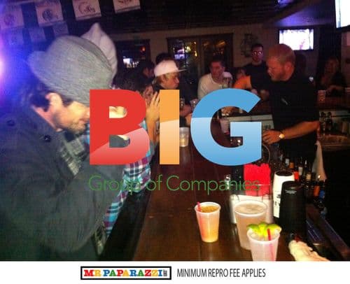 Orlando Bloom Drinking at Bar