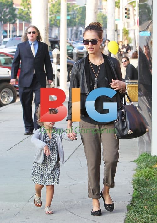 Jessica Alba and Honor Warren get cupcakes