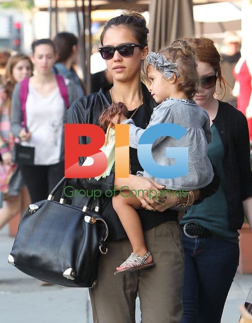 Jessica Alba and daughter Honor get cupcakes