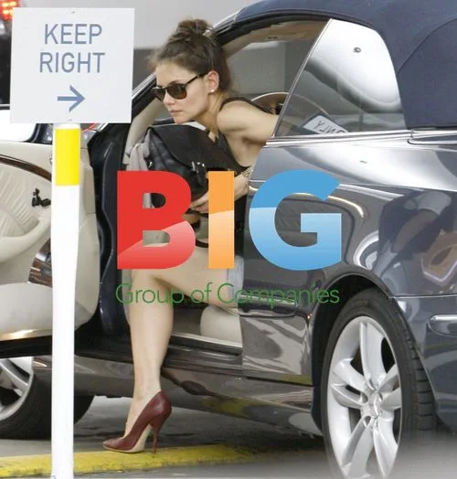 Katie Holmes Arrives at Meeting