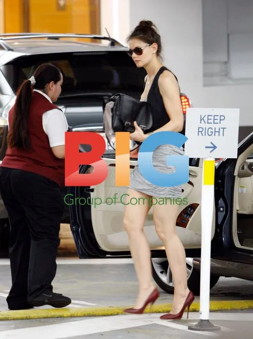 Katie Holmes Arrives at Meeting