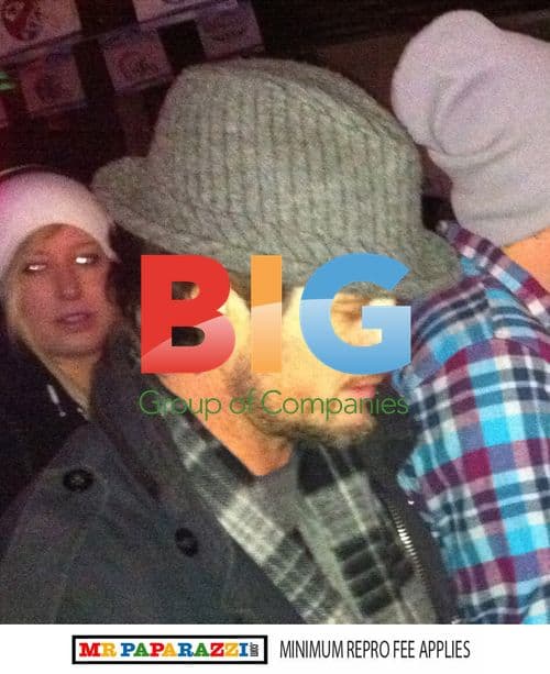 Orlando Bloom Drinks at Bar with Friends