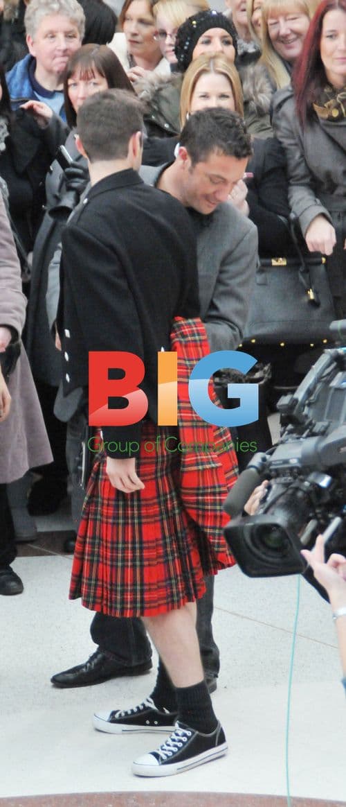 Alison Hammond & Guests Taste Haggis in Glasgow