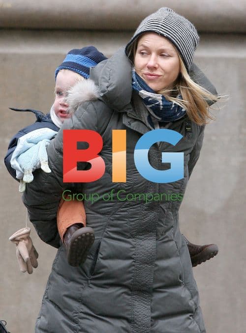 Naomi Watts gives son piggy-back ride