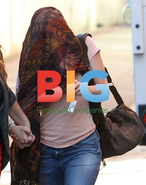 Scarlett Johansson Leaves Medical Building