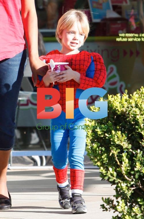 Jayden James gets frozen yogurt