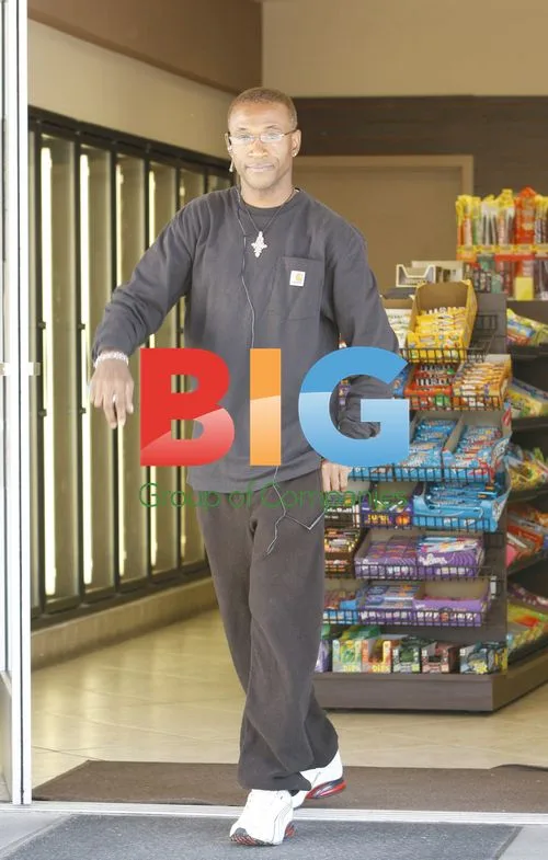 Tommy Davidson buying cigarettes