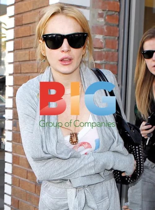 Lindsay Lohan Shopping in Venice Beach