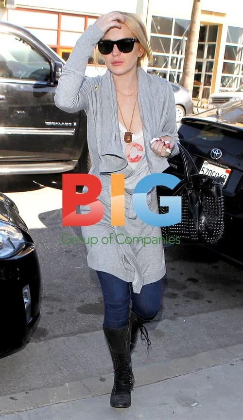 Lindsay Lohan Shopping in Venice Beach