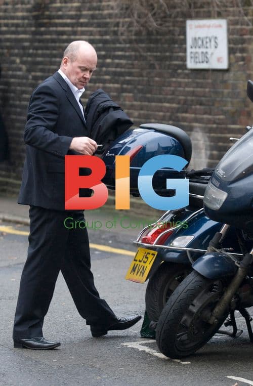 Steve McFadden Arrives at Court for Custody Hearing