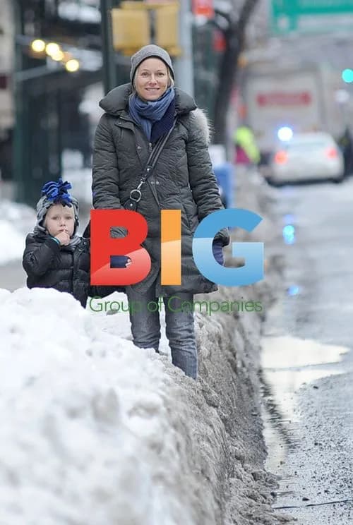 Naomi Watts and son waiting for cab in NYC