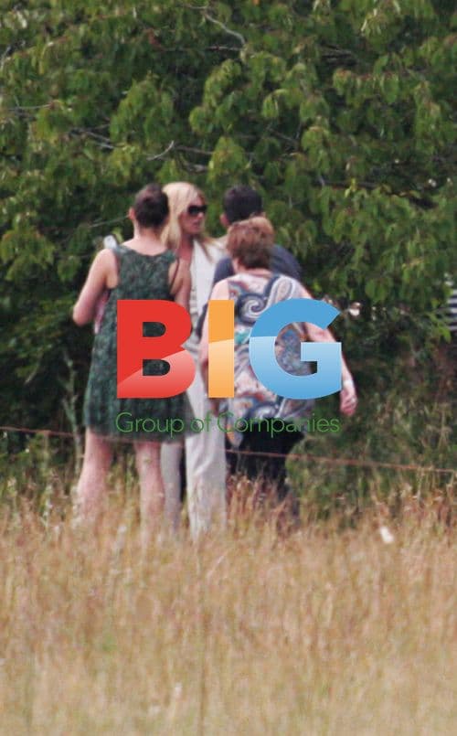 Kate Moss and Jamie Hince fly in helicopter