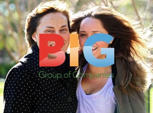 Rebecca Breeds Strolls With Mother In Sydney