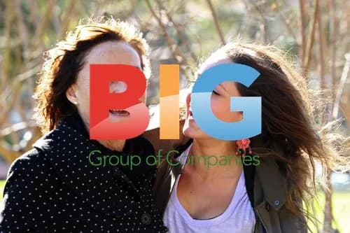 Rebecca Breeds strolling with mother in Sydney