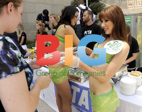 PETA Gives Out Vegan Hot Dogs in DC