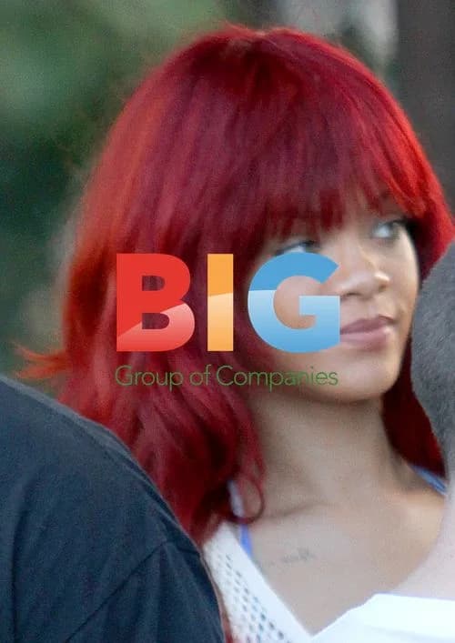 Rihanna Grabs Drink and Bite in Miami