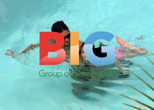 Katie Holmes and Suri Cruise in Miami Hotel Pool