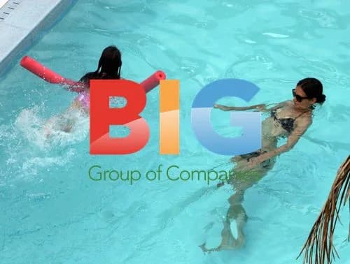 Katie Holmes and Suri Cruise Pool Fun