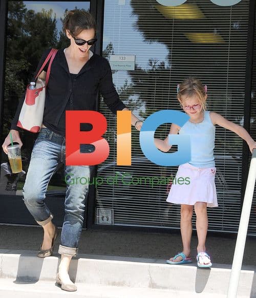 Jennifer Garner with daughters to swim class