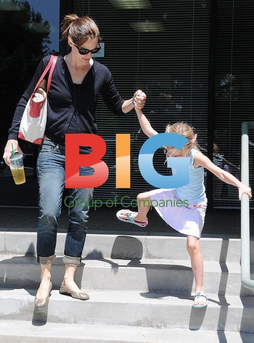 Jennifer Garner and daughters at swim class