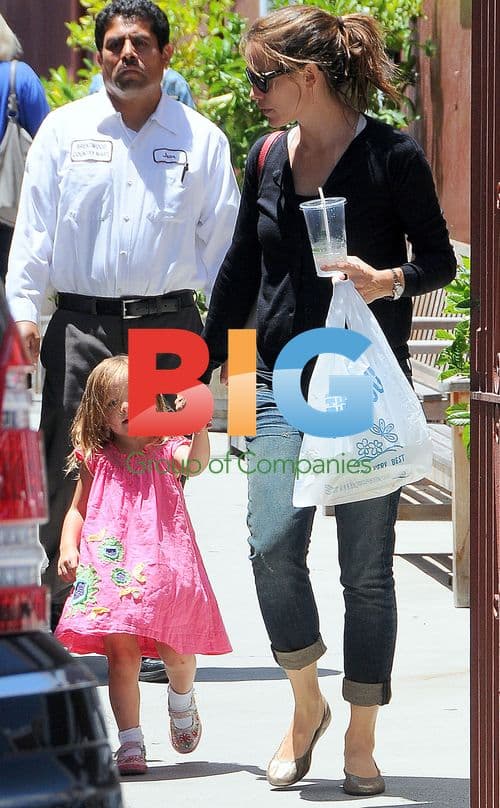 Jennifer Garner takes daughters to swim class