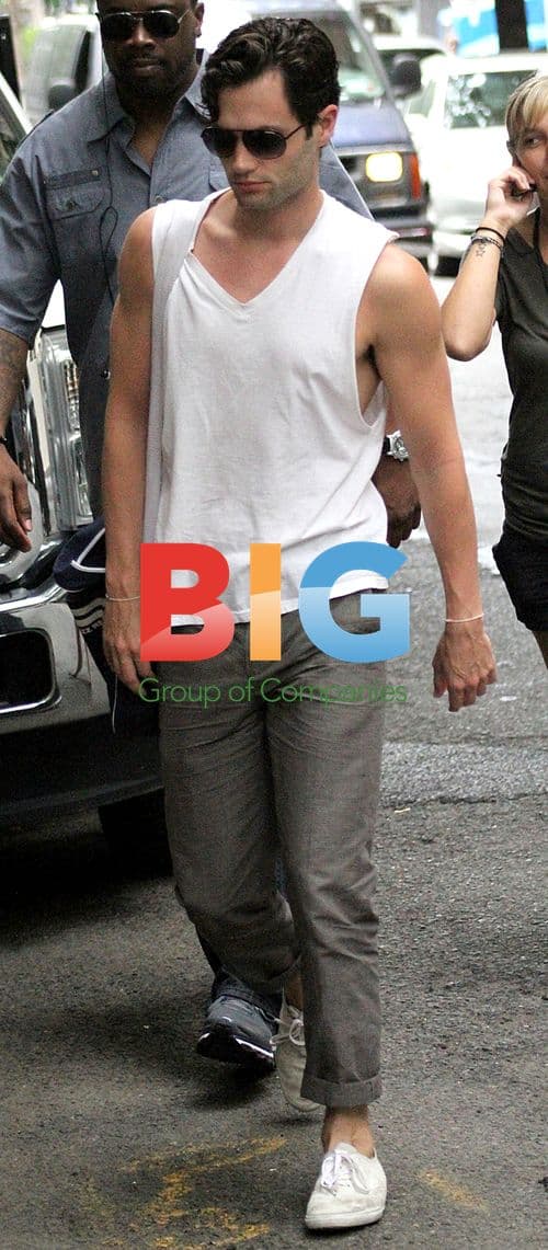 Penn Badgley on "Gossip Girls" Set