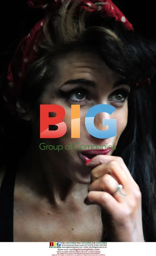 Amy Winehouse Talks to Paparazzi