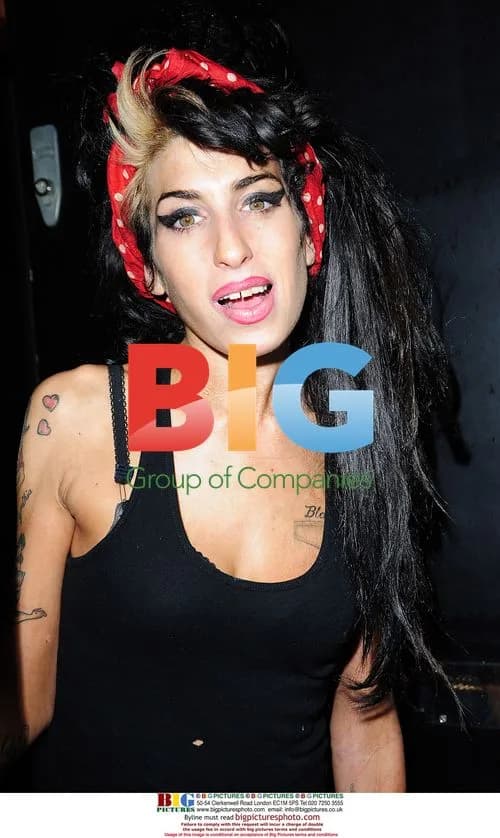 Amy Winehouse Talks to Paparazzi