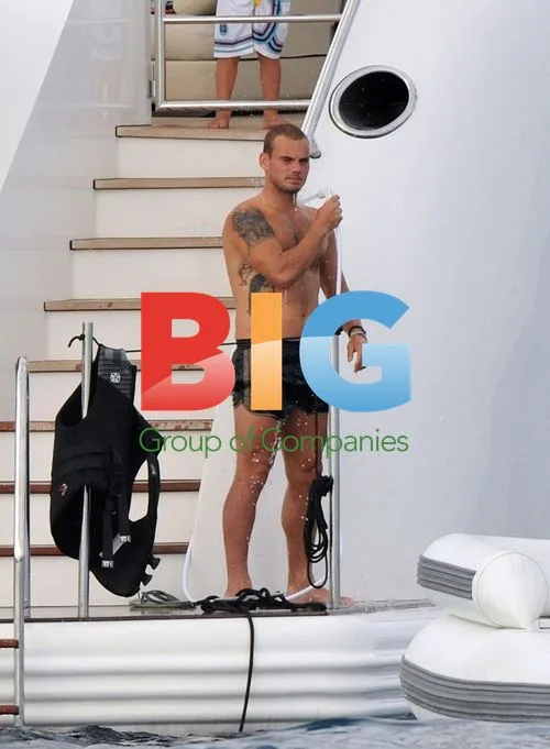 Wesley Sneijder on vacation with family