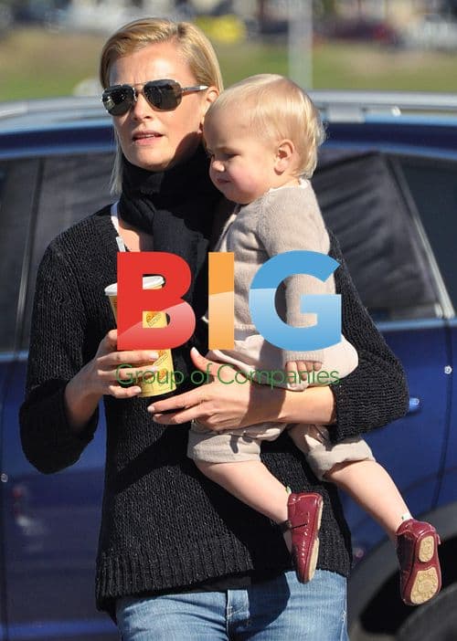 Sarah Murdoch and daughter Aerin on Bondi Beach