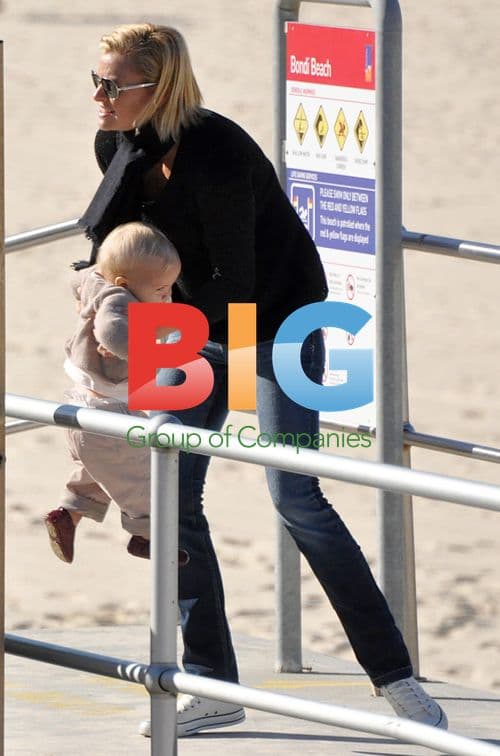 Sarah Murdoch and Daughter Aerin on Bondi Beach