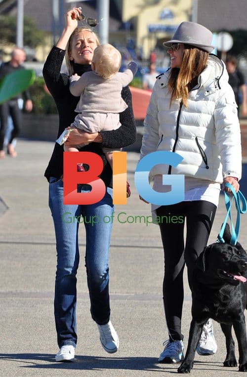 Sarah Murdoch with daughter Aerin on Bondi Beach