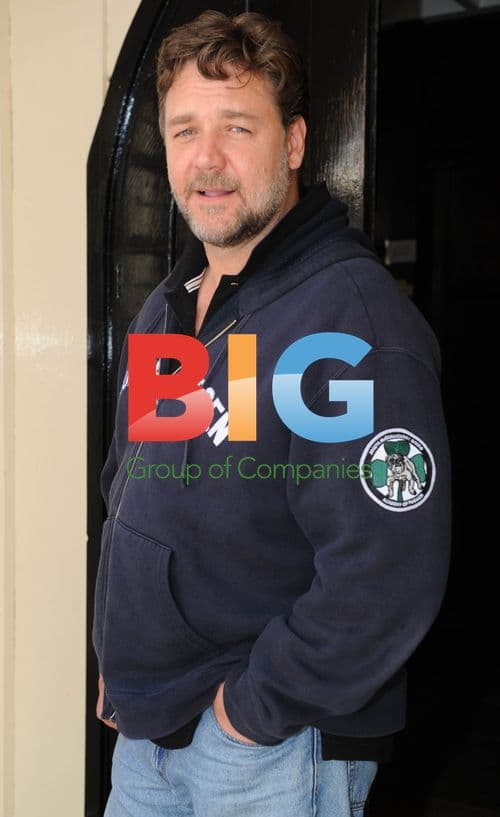 Russell Crowe talks with drama students