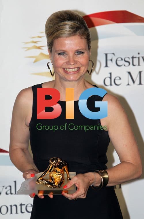 Annette Frier Poses with Golden Nymphe Award