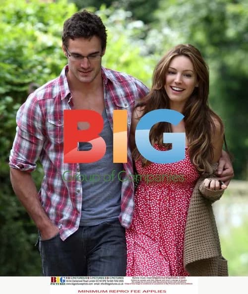 Kelly Brook and Thom Evans Help Neighbor