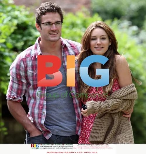 Kelly Brook and Thom Evans Helping Neighbor