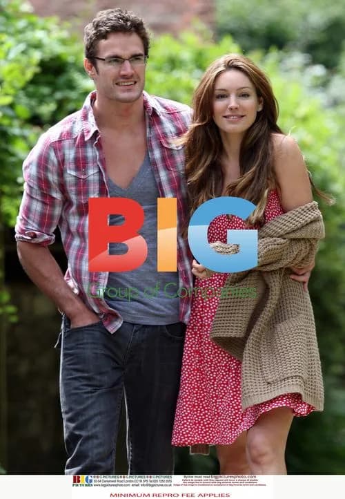 Kelly Brook and Thom Evans Helping Neighbor