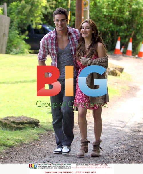 Kelly Brook and Thom Evans Help Neighbor