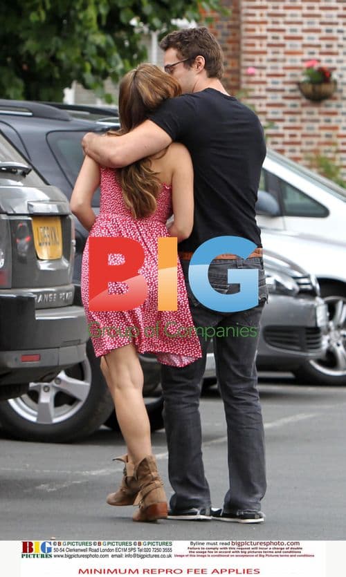 Kelly Brook and Thom Evans Help Neighbor, Dine Out