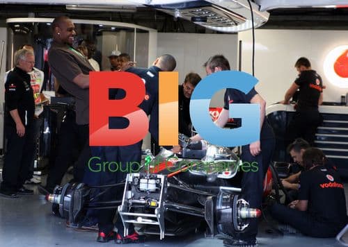 Andrew Bynum Meets McLaren Execs at F1 Grand Prix