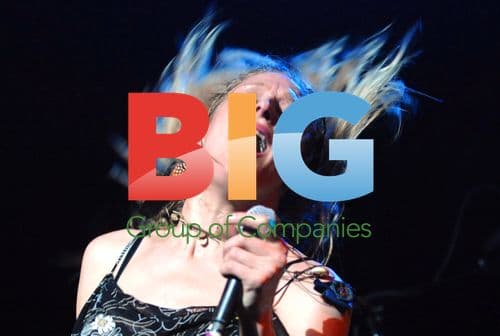 Lez Zeppelin performs Led Zeppelin covers