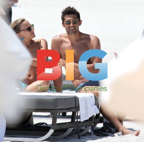 Simao Sabrosa Seen With Friends on Miami Beach