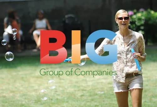 Heidi Klum Plays with Kids, Visits Puppetworks