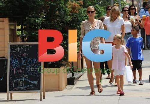 Heidi Klum Plays with Kids, Visits Puppetworks