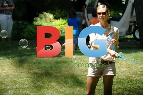Heidi Klum plays with kids, visits Puppetworks