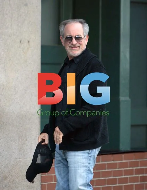 Steven Spielberg Does Close Encounters Pose