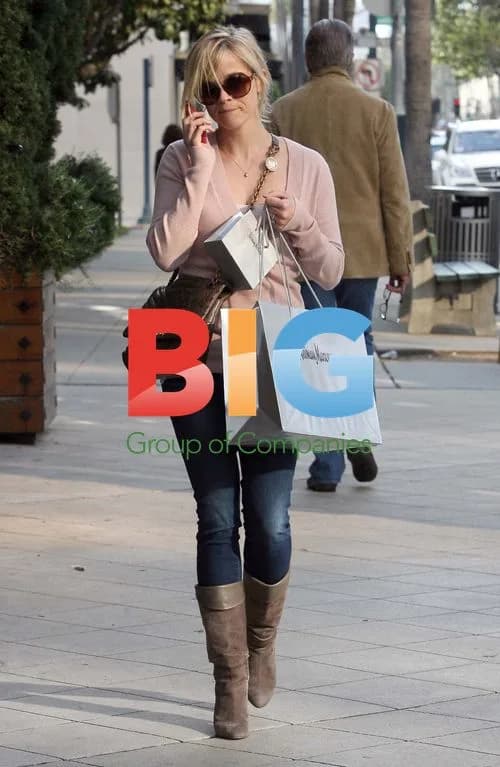 Reese Witherspoon Shopping in Beverly Hills